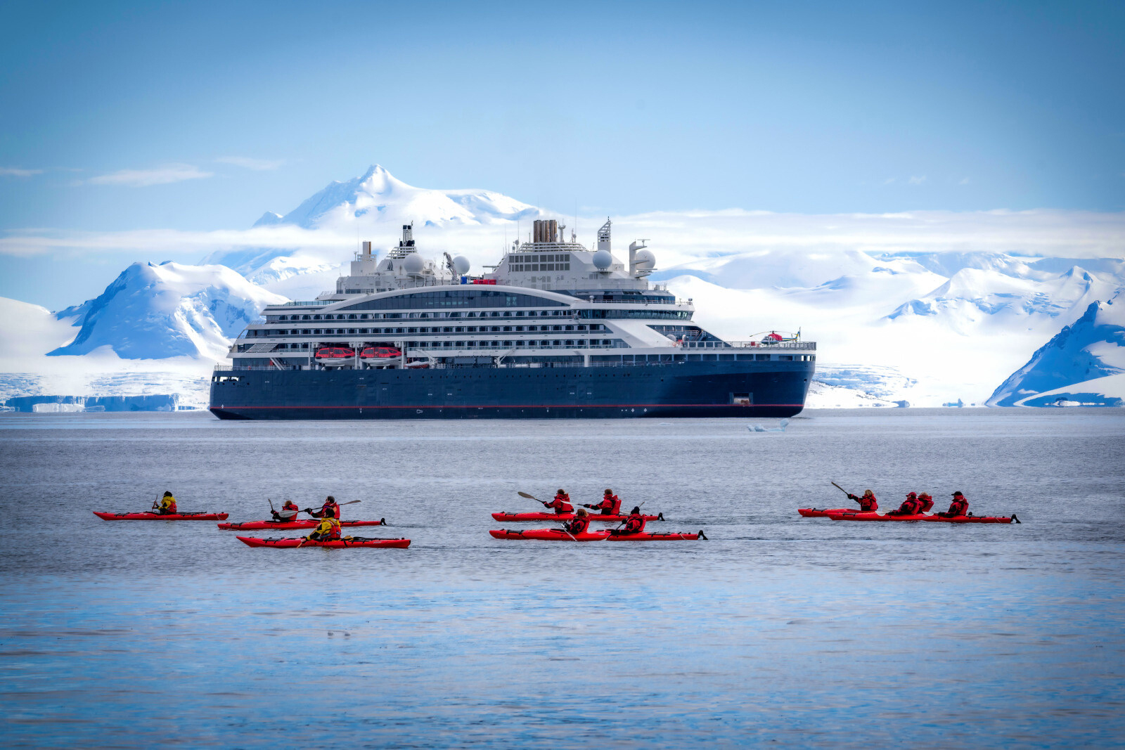 Charter cruise ships up to 400 guests