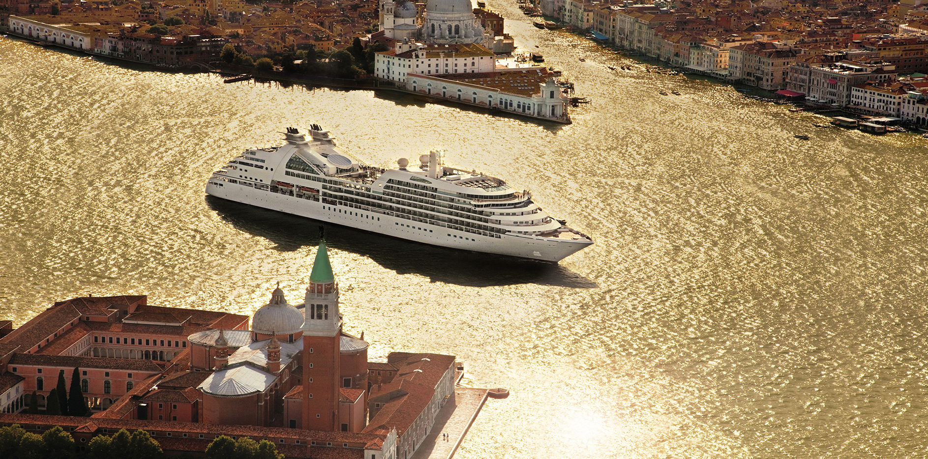 Charter cruise ships up to 700 guests